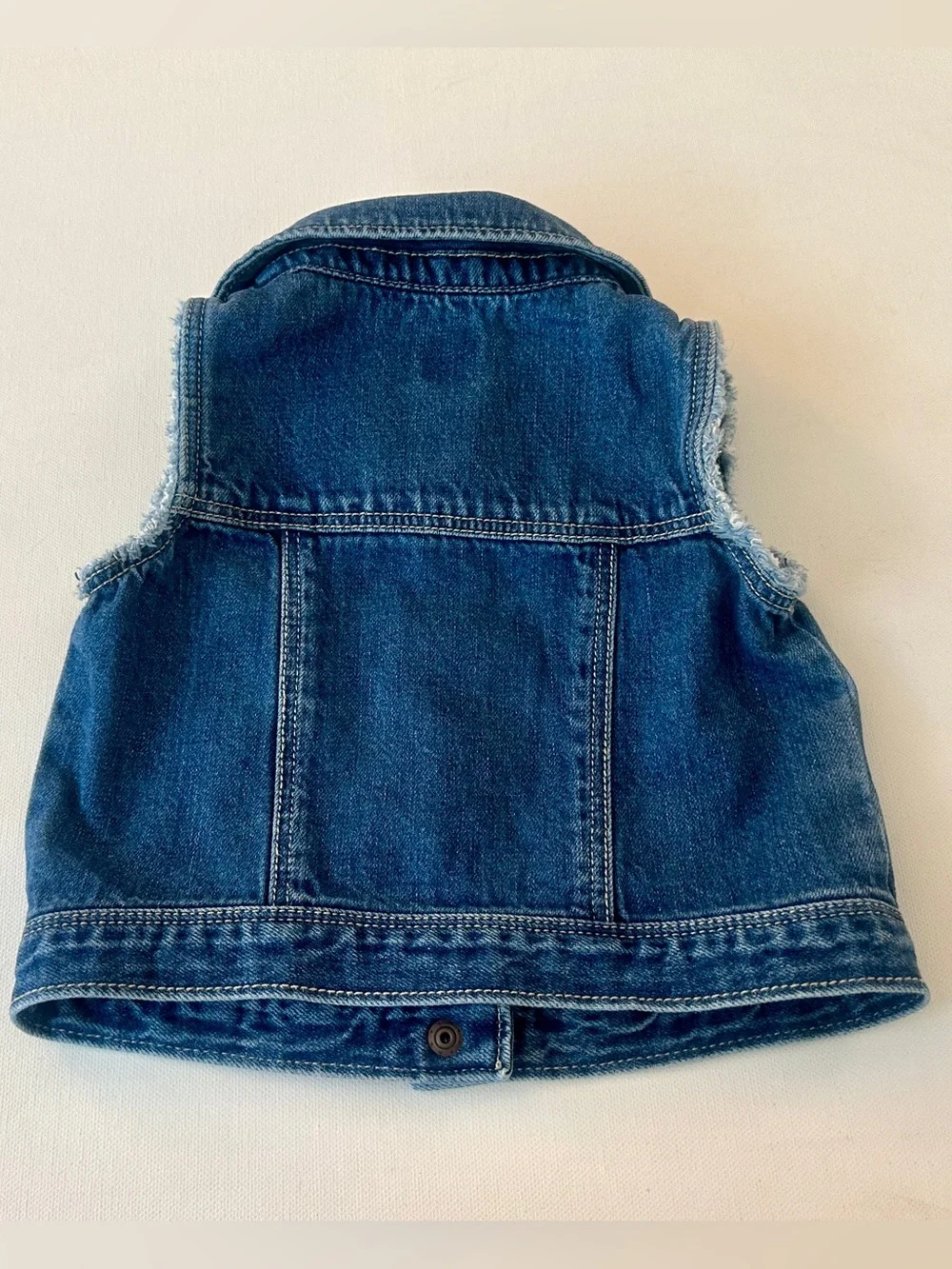 GAP girl’s Denim vest. frayed sleeveless edges, chest flap pocket.  Size 4T.